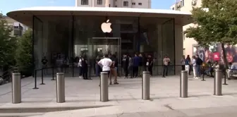 iPhone 16 Satışa Sunuldu, Uzun Kuyruklar Oluştu