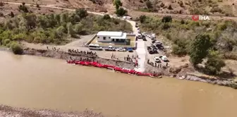 Rafting yapan gaziler Karasu Nehri'nde 50 metre uzunluğunda Türk bayrağı açtı