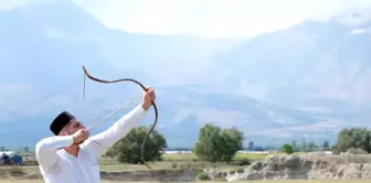 Erzincan'da Mengücek Melik Gazi Büyükler Hava Koşusu Şampiyonası Düzenlendi