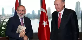 Paşinyan, Cumhurbaşkanı Erdoğan'ın hediye ettiği kitabı bir an olsun bırakmadı