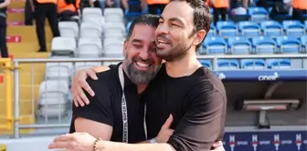 Arda Turan ve Selçuk İnan karşı karşıya! Buluştukları anda çalan şarkı futbolseverleri duygulandırdı