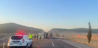 Gaziantep'te Devrilen Tırın Sürücüsü Yaralandı