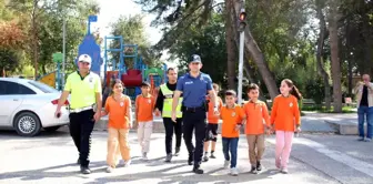 Ceylanpınar'da Polis Ekiplerinden Öğrencilere Karşıdan Karşıya Geçme Eğitimi