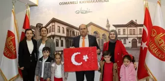 Anaokulu Öğrencileri, Kaymakam'a Türk Bayrağı Teslim Etti