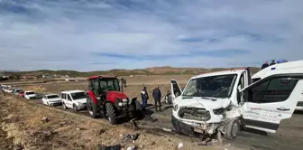 Gaziantep'te Traktörle Kamyonet Çarpıştı: 3 Yaralı