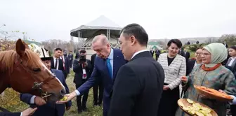 Cumhurbaşkanı Erdoğan, Kırgızistan Cumhurbaşkanı Caparov'a Togg hediye etti