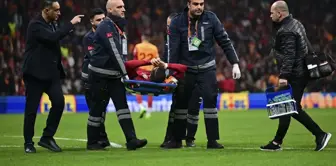 Galatasaray'ın yıldızı sahayı sedyeyle terk etti