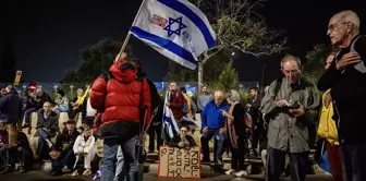 İsrail'de Netanyahu'nun Savunma Bakanı'nın Görevden Alınması Protesto Ediliyor