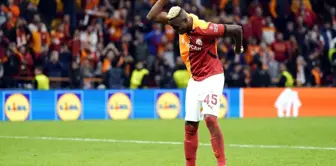 Victor Osimhen, Galatasaray Taraftarlarıyla 3'lü Çekti