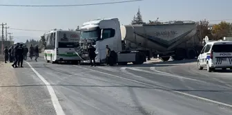 Elazığ'da Otobüs ile Tır Çarpıştı: 6 Yaralı