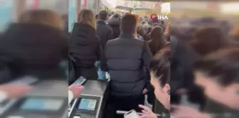 İstanbul'da Tramvay Seferleri Aksadı, Duraklarda Yoğunluk Oluştu