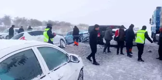 Mucur Karayolu'nda Zincirleme Trafik Kazası: 5 Yaralı