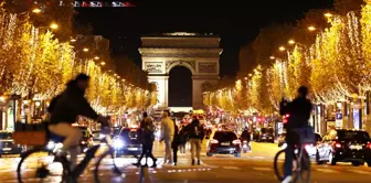 Paris'te Noel Işıklandırma Töreni Yapıldı