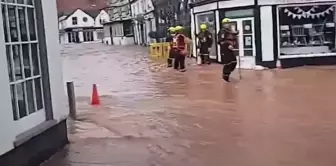 Kasaba saniyeler içinde sel suları altında kaldı