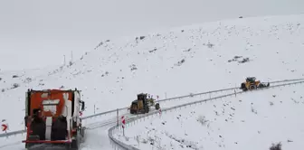 Kayseri'de Kar Temizleme Çalışmaları Devam Ediyor