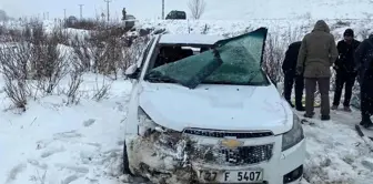 Bitlis'te Şarampole Yuvarlanan Otomobilde 4 Yaralı