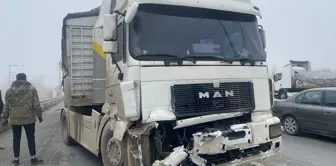 Freni Boşalan Tır, Trafik Işıklarında Bekleyen Tıra Çarptı