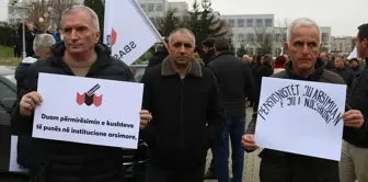 Kosova'da Öğretmenlerden Maaş Artışı İçin Protesto