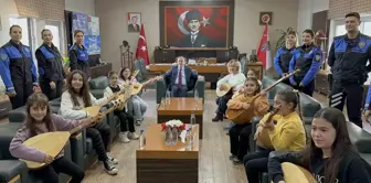 Öğrencilerden Emniyet Müdürü'ne Bağlama Dinletisi