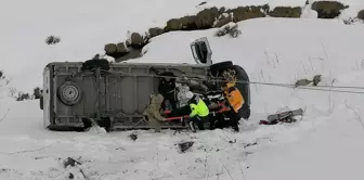 Erzurum'da Buzlanma Nedeniyle Minibüs Devrildi: Sürücü Yaralı