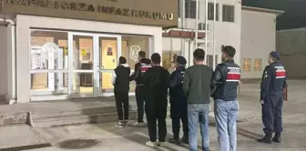 Kuşadası'nda Düzensiz Göçmen Operasyonu: 23 Göçmen ve 3 Organizatör Yakalandı