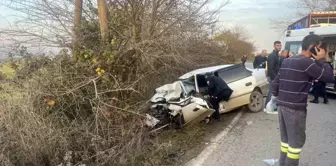 Sakarya'da Otomobil Kamyona Çarpıp Hurdaya Döndü, 2 Kişi Ağır Yaralandı