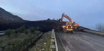 Arhavi'de Meydana Gelen Heyelan Karadeniz Sahil Yolu'nu Kapatı