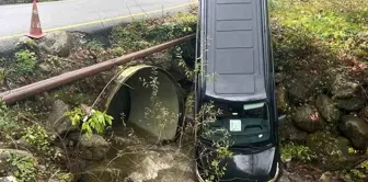 Sapanca'da Yabancı Turistleri Taşıyan Minibüs Dereyatağına Düştü: 3 Yaralı