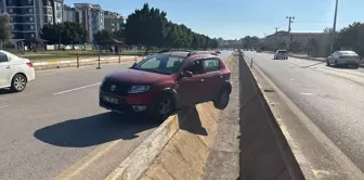 Antalya'da Su Kanalında Asılı Kalan Otomobilin Sürücüsü Yaralandı