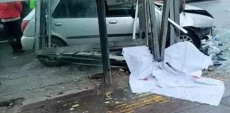 Ankara'da Otomobil Otobüs Durağına Çarptı: 3 Yaralı