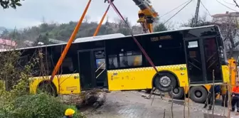 Beykoz'da Park Halindeki İETT Otobüsü Yokuş Aşağı Kaydı