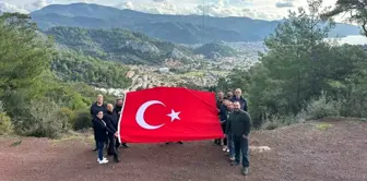 Marmaris'te Mahalle Muhtarlarından Vefa Örneği: Bayrak Direğini Onarıp Türk Bayrağını Göndere Çektim