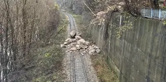 Karabük'te Yamaçtan Düşen Kayalar Demir Yolunu Kapattı