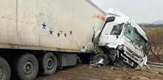 Yağışlı Havada Kontrolden Çıkan Tır Otoyolda Kaza Yaptı