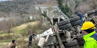 Kastamonu'da Beton Mikseri Devrildi, Sürücü Yara Almadan Kurtuldu