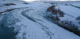 Ağrı'da Soğuk Hava Etkili: Murat Nehri Buzla Kaplandı