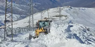 Fidan Tepe Üs Bölgesi'nin Yolu Karla Mücadele Ekipleri Tarafından Açıldı