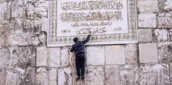 Emevi Camii duvarındaki Hafız Esad adı söküldü