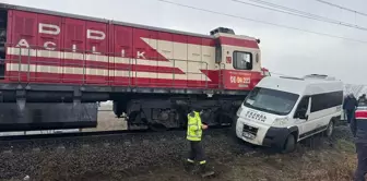 Babaeski'de Yük Treni Servis Minibüsüne Çarptı: 2 Yaralı