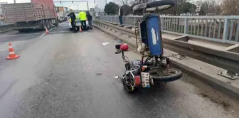 Turgutlu'da Motosiklet Tıra Çarptı: Sürücü Ağır Yaralı