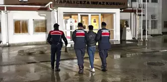 Kuşadası'nda 30 Düzensiz Göçmen ve Kaçakçı Tutuklandı