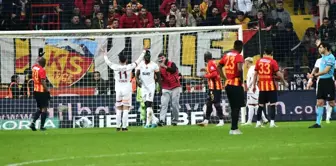 Kayserispor-Galatasaray Maçında Taraftarın Sahaya Girişi Olay Yarattı