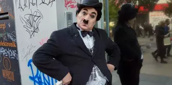 Charlie Chaplin'in ünlü 'Şarlo' karakteriyle Kadıköy sokaklarında neşe saçıyor