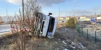 Sivas'ta Buzlanma Nedeniyle Su Yüklü Minibüs Yan Yattı