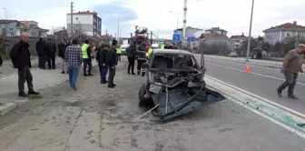 Samsun'da Aydınlatma Direğine Çarpan Otomobil Hurdaya Döndü, 2 Yaralı