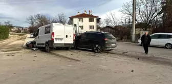 Bolu'da Minibüs ve Cip Çarpıştı, 3 Kişi Hafif Yaralandı