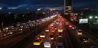 İstanbul'da trafik yoğunluğu akşam saatlerinde yüzde 80'e çıktı