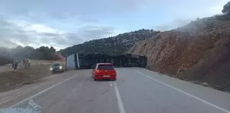 Konya'da Devrilen Tırın Sürücüsü Yaralandı