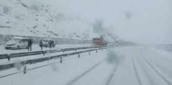 Elazığ-Diyarbakır Kara Yolunda Yoğun Kar Yağışı Ulaşımı Olumsuz Etkiledi