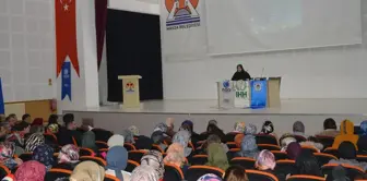 Emine Şenlikoğlu 'İslam Bizden Ne Bekliyor' Konferansında Gençlere Tavsiyelerde Bulundu